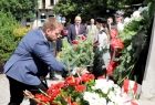 Radny wojewódzki Mirosław Drożdż składa kwiaty.