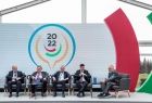 Uczestnicy debaty siedzą na scenie.