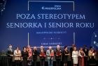 Galla Poza stereotypem, laureaci stoją na scenie.