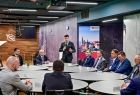 Wicemarszałek Łukasz Smółka przemawia do uczestników wydarzenia.