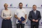 marszałek Witold Kozłowski i Iwona Gibas z zarządu z przedstawicielem Małopolskiej Rady Pożytku Publicznego, w tle ścianka z logo Małopolski