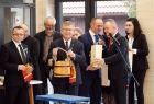 Wnętrze basenu w Korzennej, Na pierwszym planie widać marszałka Witolda Kozłowskiego, w otoczeniu samorządowców. 