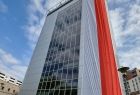budynek urzędu marszałkowskiego z wywieszoną flagą