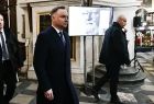 Prezydent RP Andrzej Duda idzie w kościele podczas uroczystości pogrzebowych.