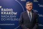 marszałek w radiu, na granatowym tle, obok napis "Radio Kraków - nadajemy do myślenia"