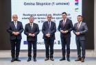 Marszałek Witold Kozłowski i wicemarszałkowie Łukasz Smółka i Józef Gawron stoją na scenie z przedstawicielem Gminy Słopnice.