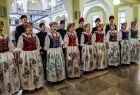 Dziewczęta i chłopcy w strojach regionalnych podczas występu