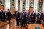 Widok na grupę gości uroczystości