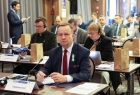 Marszałek województwa podkarpackiego Władysław Ortyl, w sali konferencyjnej, w tle widać biurka i siedzących przy nich ludzi z nałożonymi na uszy słuchawkami.