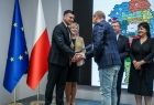 Wicemarszałek Łukasz Smółka i przedstawiciele jednej z grup