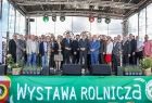 Wspólne pamiątkowe zdjęcie z bannerem z napisem "Wystawa Rolnicza"