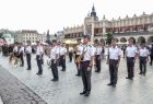 Wojskowa orkiestra rozstawiona w kilku szeregach na Rynku Głównym w Krakowie