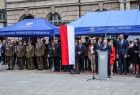 Uczestnicy obchodów, w tym wojewoda małopolski, oficerowie wojska i państwowej straży pożarnej