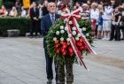 Żołnierz z wieńcem idący przed prof. Janem Tadeuszem Dudą, przewodniczącym Sejmiku Województwa Małopolskiego