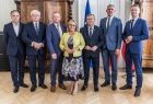 Marszałek Witold Kozłowski, wicemarszałek Józef Gawron, prezes Forum Małgorzata Małuch, wiceprezes Paweł Sala - burmistrz Miasta i Gminy Maków Podhalański oraz Marek Jamborski – wójt Gminy Kocmyrzów-Luborzyca i Jakub Jamróz – wójt Gminy Łapsze Niżne.