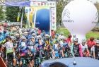 Widok na peleton kolarski w barwnych koszulkach podczas 24. Międzynarodowego Wyścigu Kolarskiego "Memoriał Henryka Łasaka" w Limanowej. 