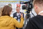 Marszałek Witold Kozłowski udziela wywiadu mediom podczas 24. Międzynarodowego Wyścigu Kolarskiego "Memoriał Henryka Łasaka" w Limanowej. 
