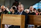 widok na wiernych w ławach kościelnych. Na pierwszym planie Marszałek Małopolski Witold Kozłowski