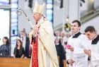 Widok na pierwszym planie na Arcybiskupa Marka Jedraszewskiego z tyłu za nim dwóch innych księży
