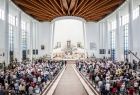 widok na ołtarz i wnętrze kościoła podczas uroczystej Eucharystii pod przewodnictwem Metropolity Krakowskiego abp. Marka Jędraszewskiego