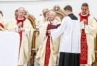 Uroczysta Eucharystia pod przewodnictwem Metropolity Krakowskiego abp. Marka Jędraszewskiego - na przednim planie Ksiądz Arcybiskup 