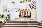 Widok na ołtarz zbliżenie na dzwon kościelny podczas uroczystej Eucharystii pod przewodnictwem Metropolity Krakowskiego abp. Marka Jędraszewskiego