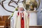 Arcybiskup Marek Jędraszewski zbliżenie na dzwon kościelny podczas uroczystej Eucharystii na tle ołtarza