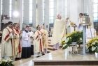 Arcybiskup Marek Jędraszewski zbliżenie na dzwon kościelny podczas uroczystej Eucharystii na tle ołtarza