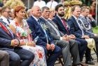 zbliżenie na zaproszenie samorządowców i polityków zaproszonych na uroczystość 