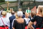wierni stojący podczas Mszy Świętej podczas uroczystości