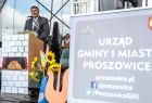 przemawiający przy mównicy organizator uroczystości