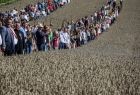 publiczność z sierpami czekająca na rozpoczęcie żniw