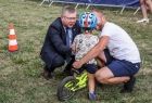 Marszałek Witold Kozłowski pociesza jednego z małych kolarzy przy nich ojciec dziecka 