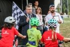 mali zawodnicy zbliżenie na rowerzystów na starcie - Marszałek Witold Kozłowski daje znak do startu