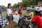 mali rowerzyści dostają upominki ufundowane przez Marszałka Małopolski