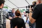 Marszałek Małopolski Witold Kozłowski udziela wywiadu mediom obecnym na wydarzeniu