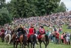 na pierwszym planie żołnierze na koniach w tle publiczność