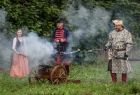 strzelające archaiczne działko tzw. organki i kilka osób w strojach szlacheckich z szablami