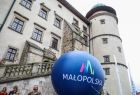 balon z godłem Małopolski w tle zamek