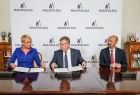 Iwona Gibas z zarządu województwa, marszałek Witold Kozłowski i prof. dr hab. Piotr Sułkowski podpisują umowę