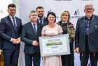 laureatka z czekiem pienięznym