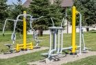 widok na nowo oddany plac zabaw. Różne zabawki i urządzenia dla dzieci. 