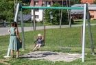 widok na nowo oddany plac zabaw. Różne zabawki i urządzenia dla dzieci. 
