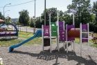 widok na nowo oddany plac zabaw. Różne zabawki i urządzenia dla dzieci. 