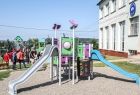 widok na nowo oddany plac zabaw. Różne zabawki i urządzenia dla dzieci. 