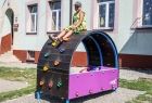widok na nowo oddany plac zabaw. Różne zabawki i urządzenia dla dzieci. 