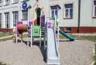 widok na nowo oddany plac zabaw. Różne zabawki i urządzenia dla dzieci. 
