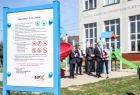 na pierwszym tle regulamin placu zabaw - w tle plac zabaw
