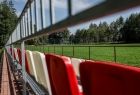 widok na nowe trybuny obiektu sportowe. eleganckie plastikowe krzesełka.