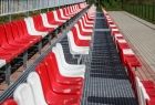 widok na nowe trybuny obiektu sportowe. eleganckie plastikowe krzesełka.